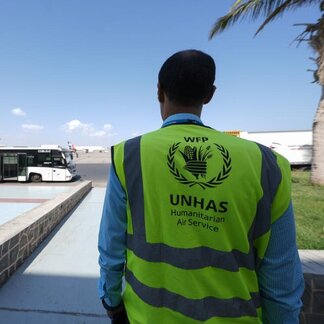موظف في خدمات الأمم المتحدة الإنسانية الجوية في المطار