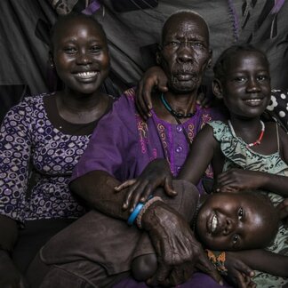 Family of 4 posing to take a picture. Photo: WFP/Gabriela Vivacqua