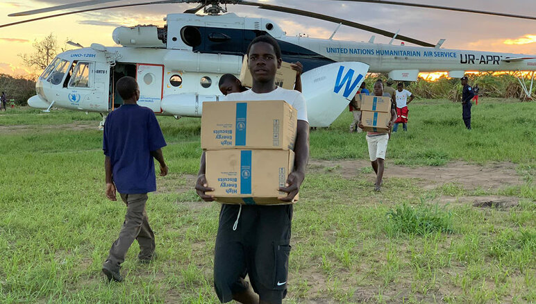 في 21 آذار/مارس 2019 بعد وصول العاصفة آيداي تصل الهليكوبتر الخاصة ببرنامج الأغذية العالمي إلى غواراغوارا في موزمبيق بحمولة من البسكويت عالي الطاقة. برنامج الأغذية العالمي/ ديبورا نغوين 